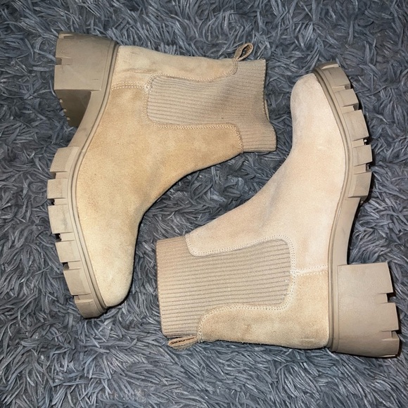 Steve Madden Women's Howler Chelsea Boot - Picture 1 of 6